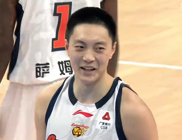 世界杯官网-胡明轩做出1个重要的决定，球迷很开心！|广东队|广东男篮|山东男篮|青岛队|球票_新浪体育_新浪新闻